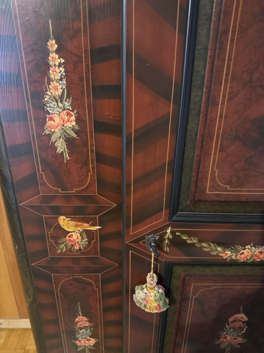 Armadi: Antiker Schrank mit Blumenmalerei – Usato da Walliswil b.Wangen venduto da CharlotteGarde 2