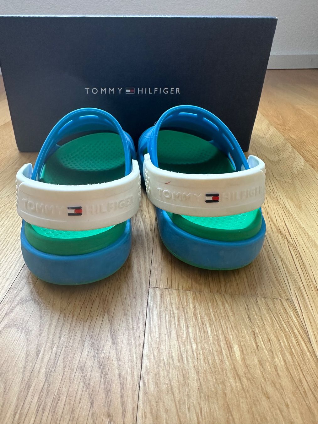 Tommy Hilfiger Scarpe per ragazzi: Tommy Hilfiger Badeschuhe Kinder Gr. 24 – Usato da Unterägeri venduto da StefanGekko 5