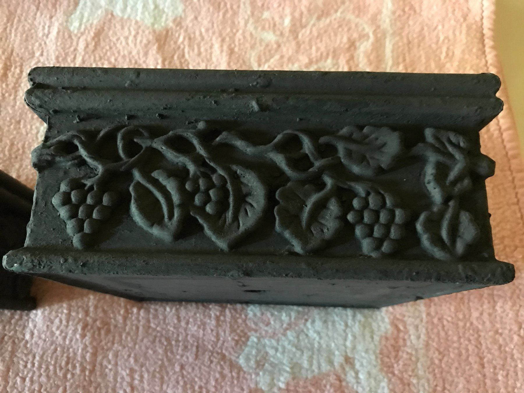 Vasi per fiori: 2 anciens bacs à fleurs en fonte – Usato da Ste-Croix venduto da BuffetSC 3