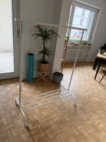 Kleiderständer auf Rollen – weiss – höhenverstellbar