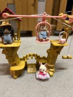 Sylvanian Families Baumhaus Seilbahn mit drei Figuren
