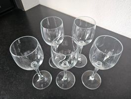 Fünf Kristall-Wein-Gläser mit Tulpenstiel-Design