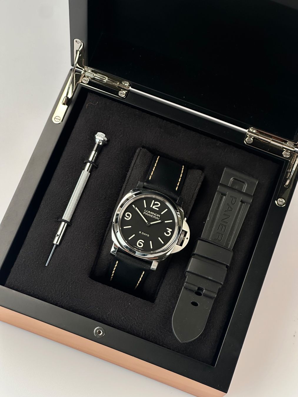 Panerai Orologi: Panerai Luminor Base 8 Days Ref. PAM00560 im Fullset – Usato da St. Gallen venduto da TrokulWatches