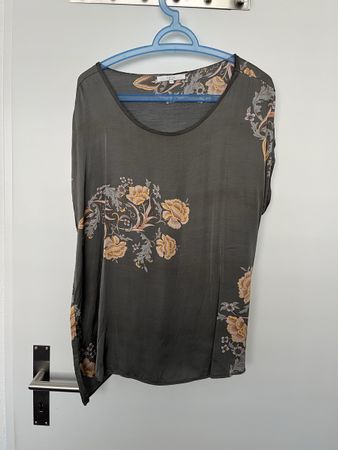 Schicke Bluse mit Blumenmuster, Grösse 44, Top Zustand!