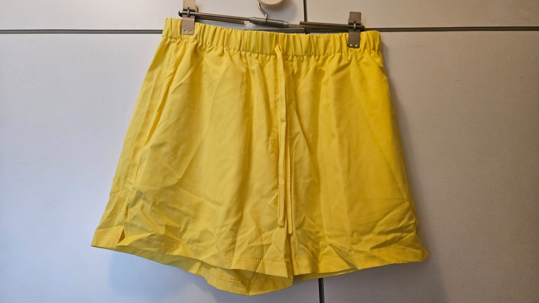 Pantaloni: Pantaloncini gialli tg.M poliestere – Usato da Melano venduto da H-Sara