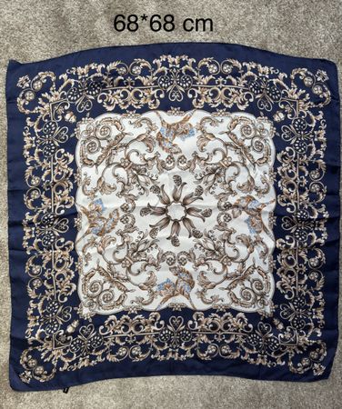 Foulard carré à motif baroque – 68x68 cm