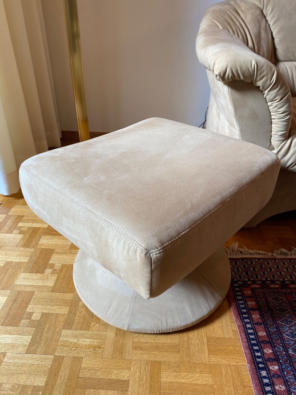 Pfister Divani: Ecksofa mit Hocker warmbeige Alcantara gebraucht – Usato da Suhr venduto da Hh2o 1