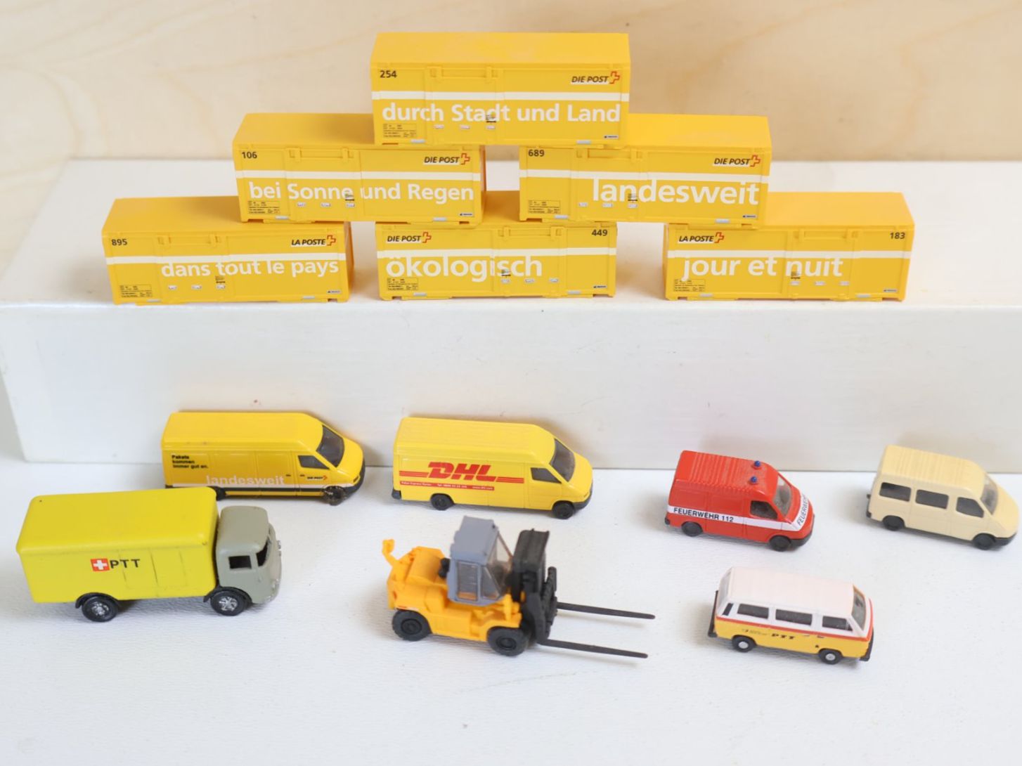 Modellini di ferrovie: MINIS & Co viele Post Container & Modellauto Set - Spur N – Usato da Winterthur venduto da Monstera 1