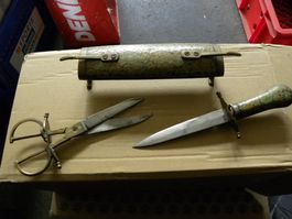 Vintage Brieföffner und Schere Set auf Ständer