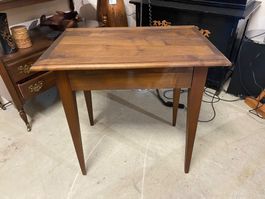 Antiker Holz Tisch, Beistelltisch Nussbaum, mit Schublade
