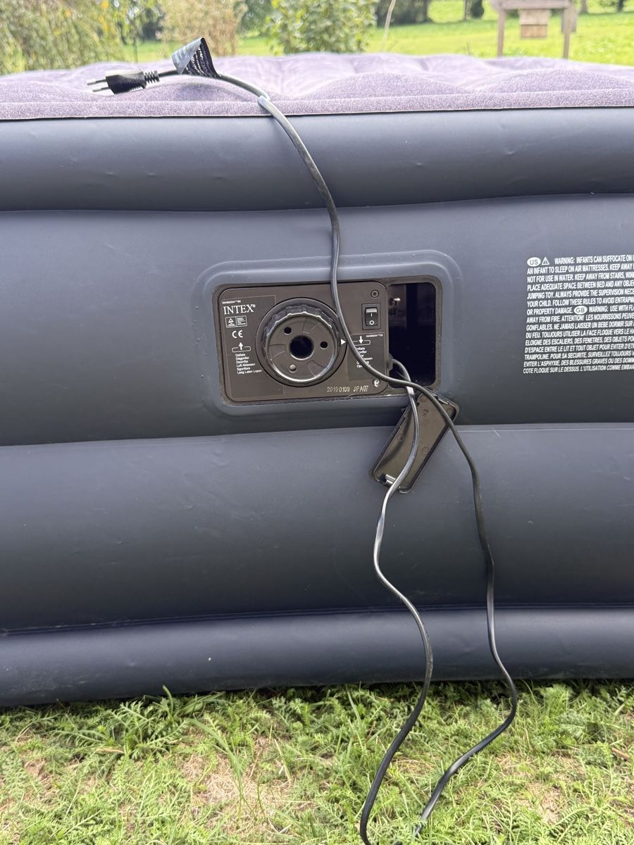 Betten: Luftbett INTEX Doppelbett mit integrierter Pumpe – Gebraucht aus Baldegg von Jacky-Maus 4