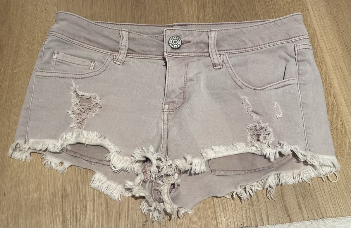 Jeans: Refuge distressed denim short US 2 blush pink – Gebraucht aus Embrach von lau_2gtp