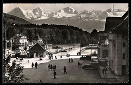 AK Thun, Bahnhofplatz mit Eiger, Mönch und Jungfrau