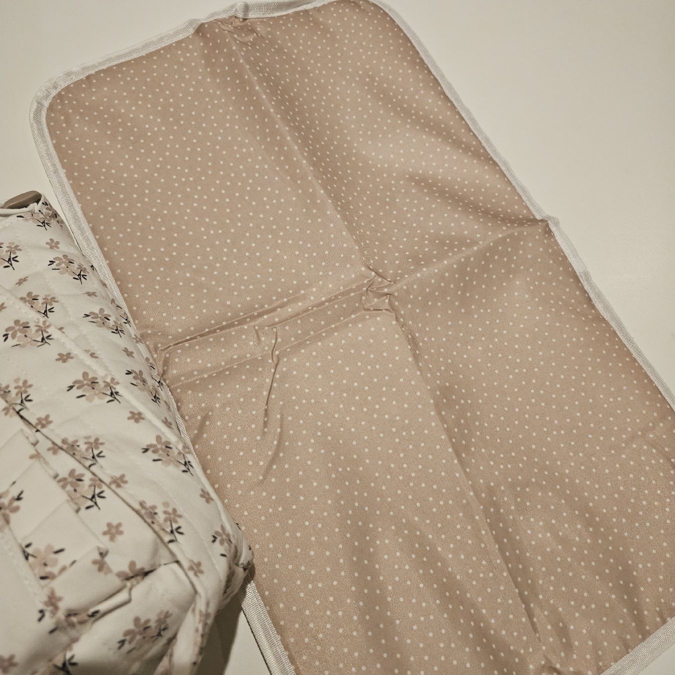 Wickeltisch & Zubehör: Sac à langer Walking Mum fleuri + matelas à lang – Neu (gemäss Beschreibung) aus Sornetan von T.a333 2