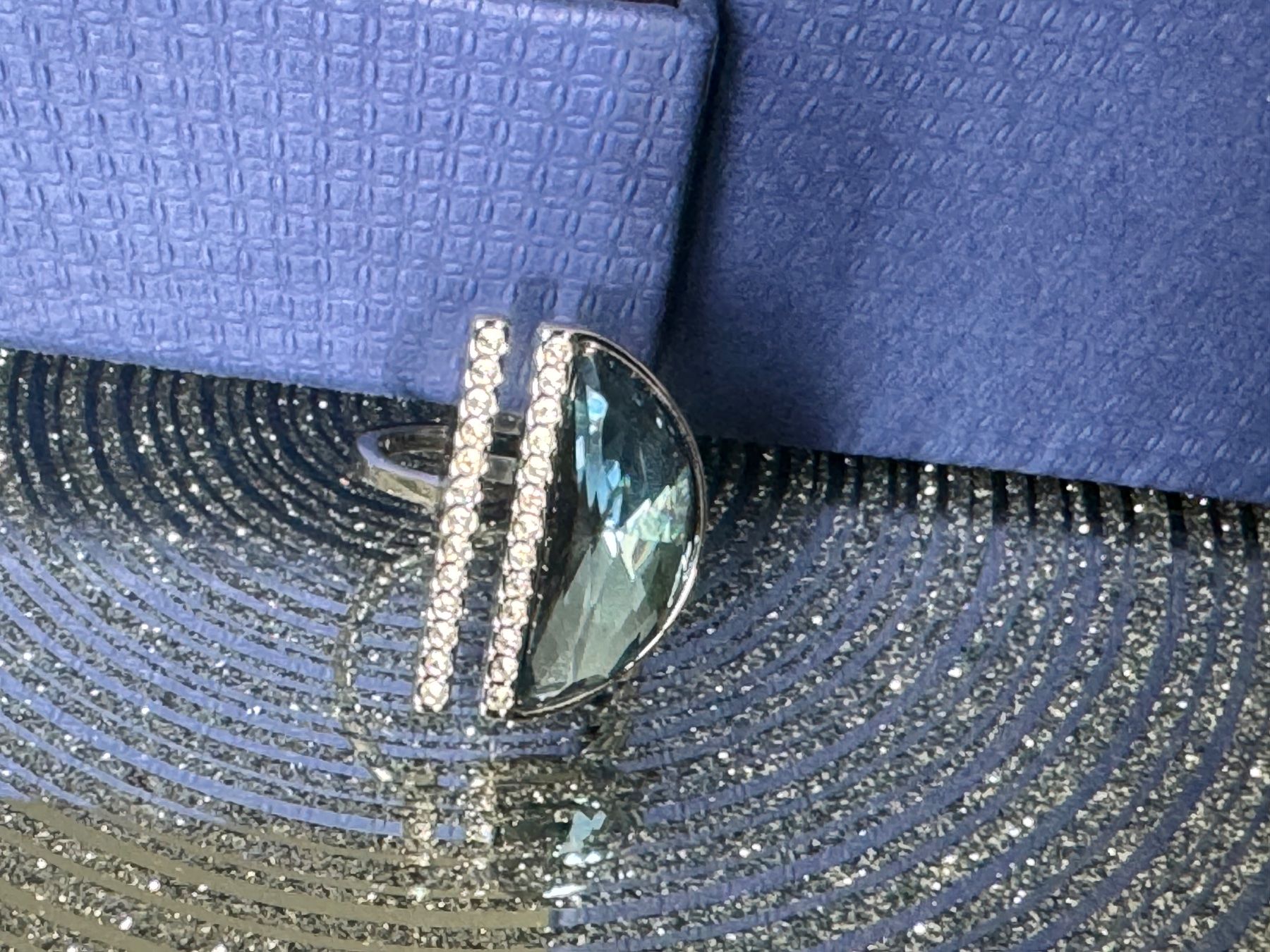 Swarovski Anelli: Anello Swarovski – Nuovo e nell'imballaggio originale da Cugnasco venduto da FunnyLittleThing 1