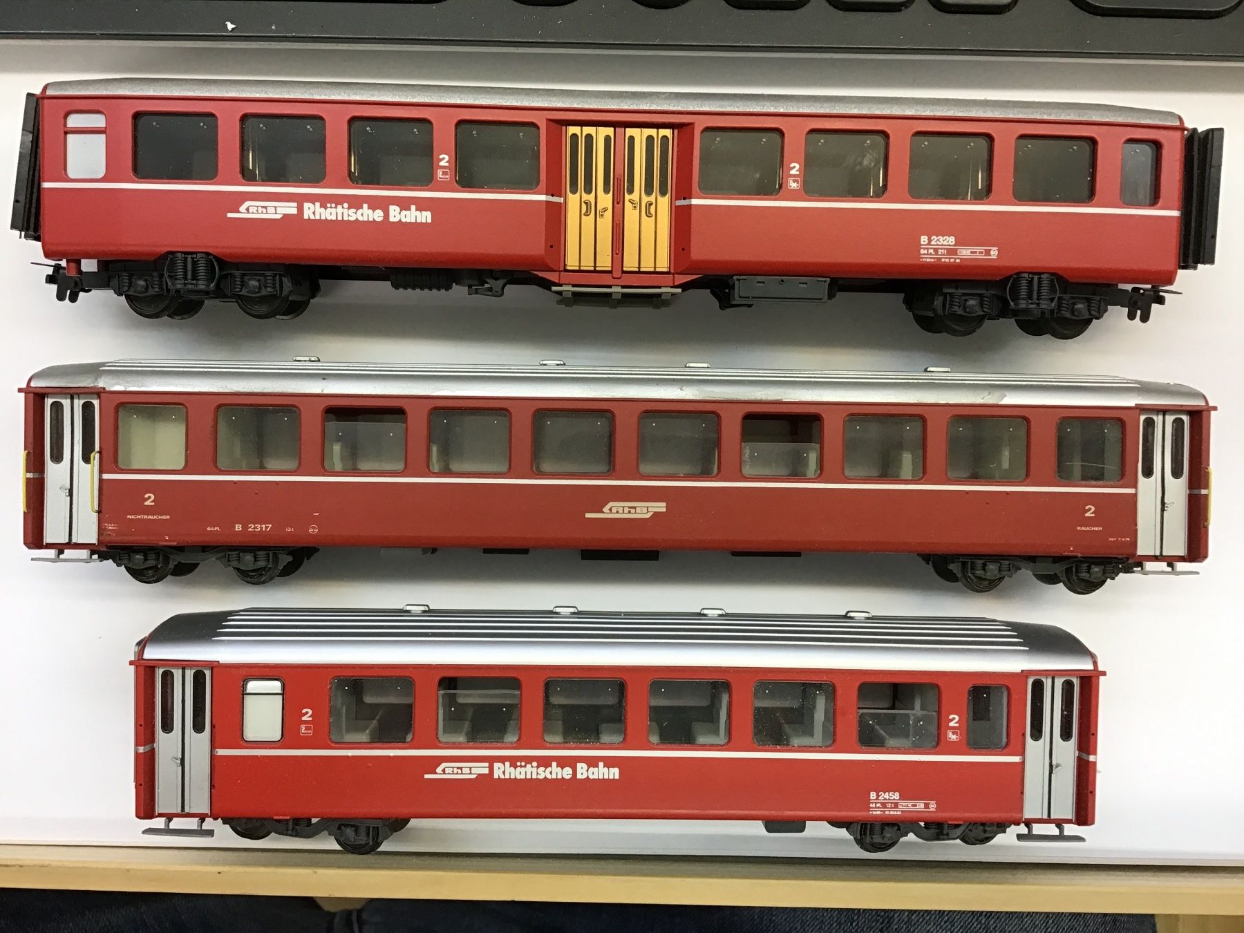 Bemo Modellini di ferrovie: Rhätische Bahn, 3 Wagen, rot, Bemo mit Fehlteilen – Usato da Männedorf venduto da Modelle-aller-Art