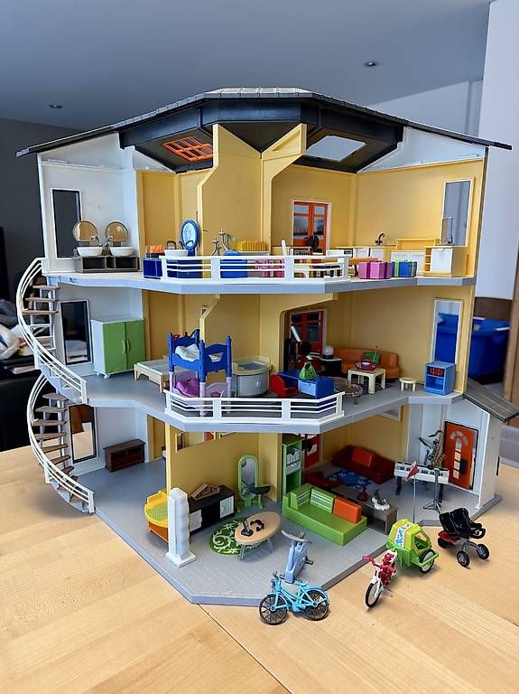 Spielzeuge: Playmobil 3-stöckiges Eckhaus mit Bakon und Pool – Gebraucht aus Neftenbach von reg_2fvh