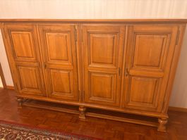Klassisches Sideboard aus Kirschholz