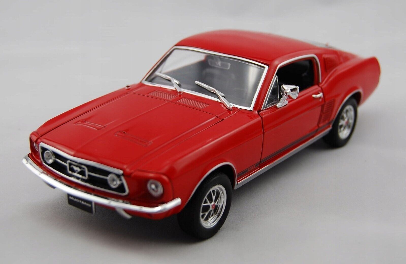 Ford Modellautos: Ford Mustang GT Fastback 1967-1968 rot / Decor         1:24 – Neu und originalverpackt aus Gerlafingen von espero88 1
