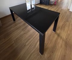 Schwarzer Esstisch mit Glasplatte, ideal für das Esszimmer