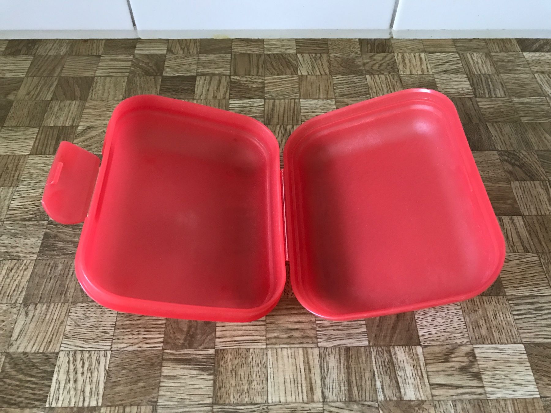 Tupperware Contenitori & Simili: Tupperware praktisches Znüniböxli – Usato da Birmensdorf ZH venduto da Hilhan 1