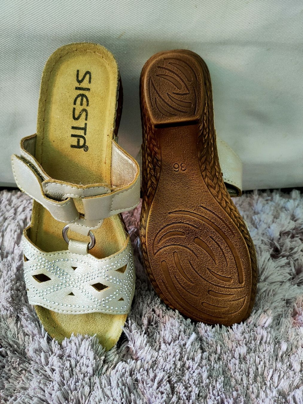 Scarpe da donna: Neue Keil Sandalen Gr. 36 – Nuovo (secondo la descrizione) da Thalwil venduto da wamoni 1