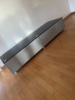 Hochwertiges TV-/HiFi-Lowboard mit schwarzer Glasplatte