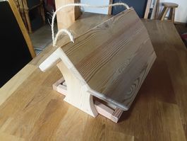Vogelfutterhaus von Manufactum aus Lärchenholz