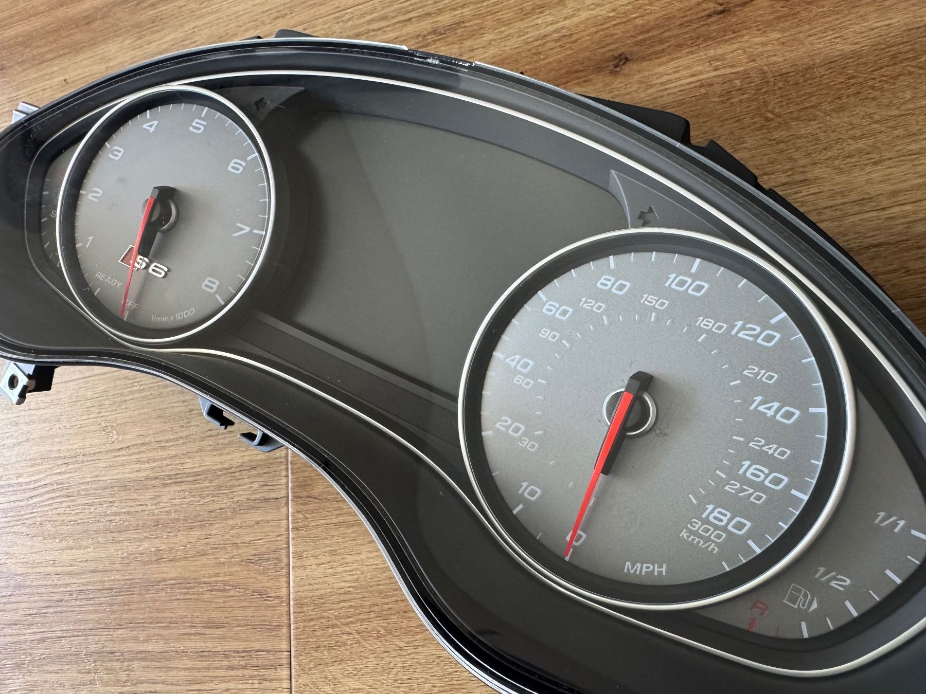 Audi Tutti pezzi di ricambio auto: Audi S6 C7 Kombiinstrument Tachometer – Usato da Märstetten venduto da hlacika88 1