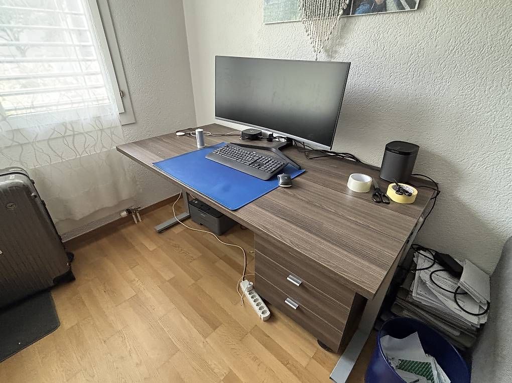 Schreibtische: Schreibtisch mit Rollcontainer  Holzoptik – Gebraucht aus Steffisburg von nic_d2f7 1