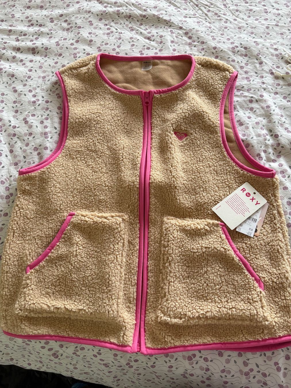 Roxy Gilet & Giacche senza maniche: Roxy Teddy Weste neubeige mit pinkem Rand – Nuovo e nell'imballaggio originale da Nottwil venduto da india74