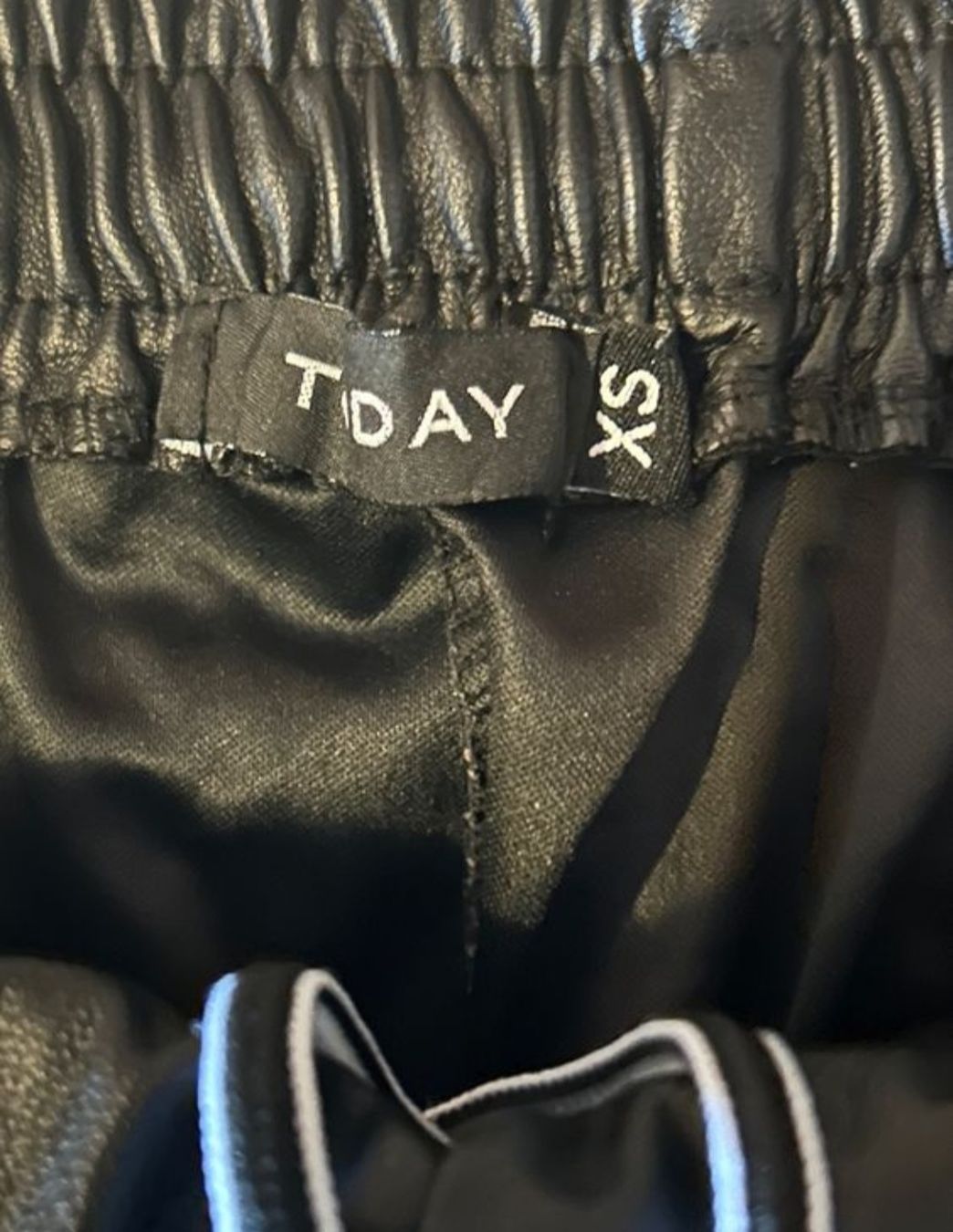 Pantaloni: Schwarze Kunstlederhose Gr. S – Usato da Rüfenacht BE venduto da Loeti1992 2