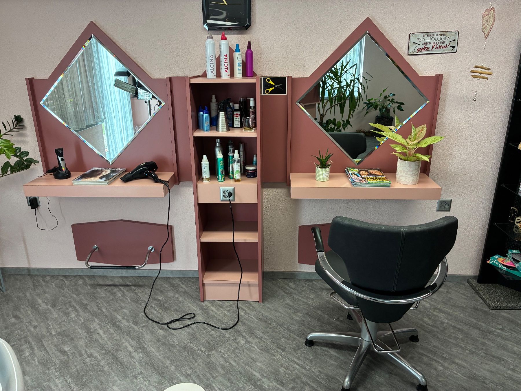 Set di tavolo e panche: Coiffeur Kundensitzplätze- Mobiliar mit Spiegel – Usato da Frick venduto da sandra037 4
