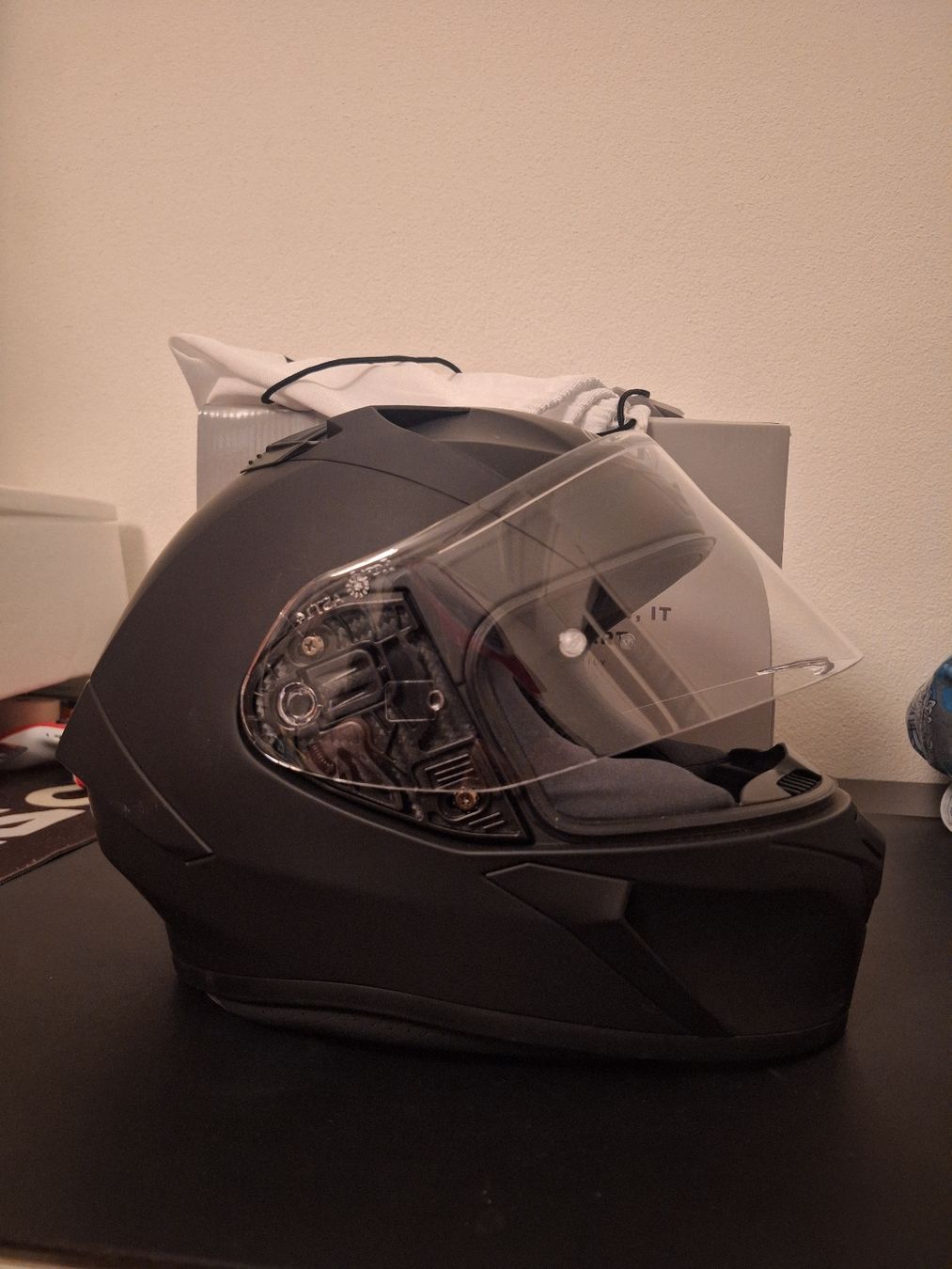 Airoh Caschi & visiere: Airoh Valor - Racing Helmet - Matte Black – Nuovo (secondo la descrizione) da Biel/Bienne venduto da Seyran
