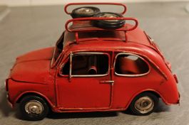 Rotes Retro Fiat 500 Modellauto mit Dachgepäckträger