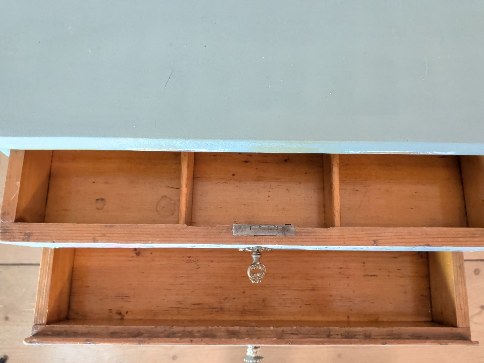 Tavoli: Shabby Chic Tischchen mit 2 Schubladen – Usato da Dietfurt venduto da Subforce1853 3