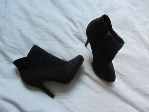 Graceland Damenschuhe: Schwarze Wildleder Ankle Boots - 37 – Gebraucht aus Zürich von Diazaio