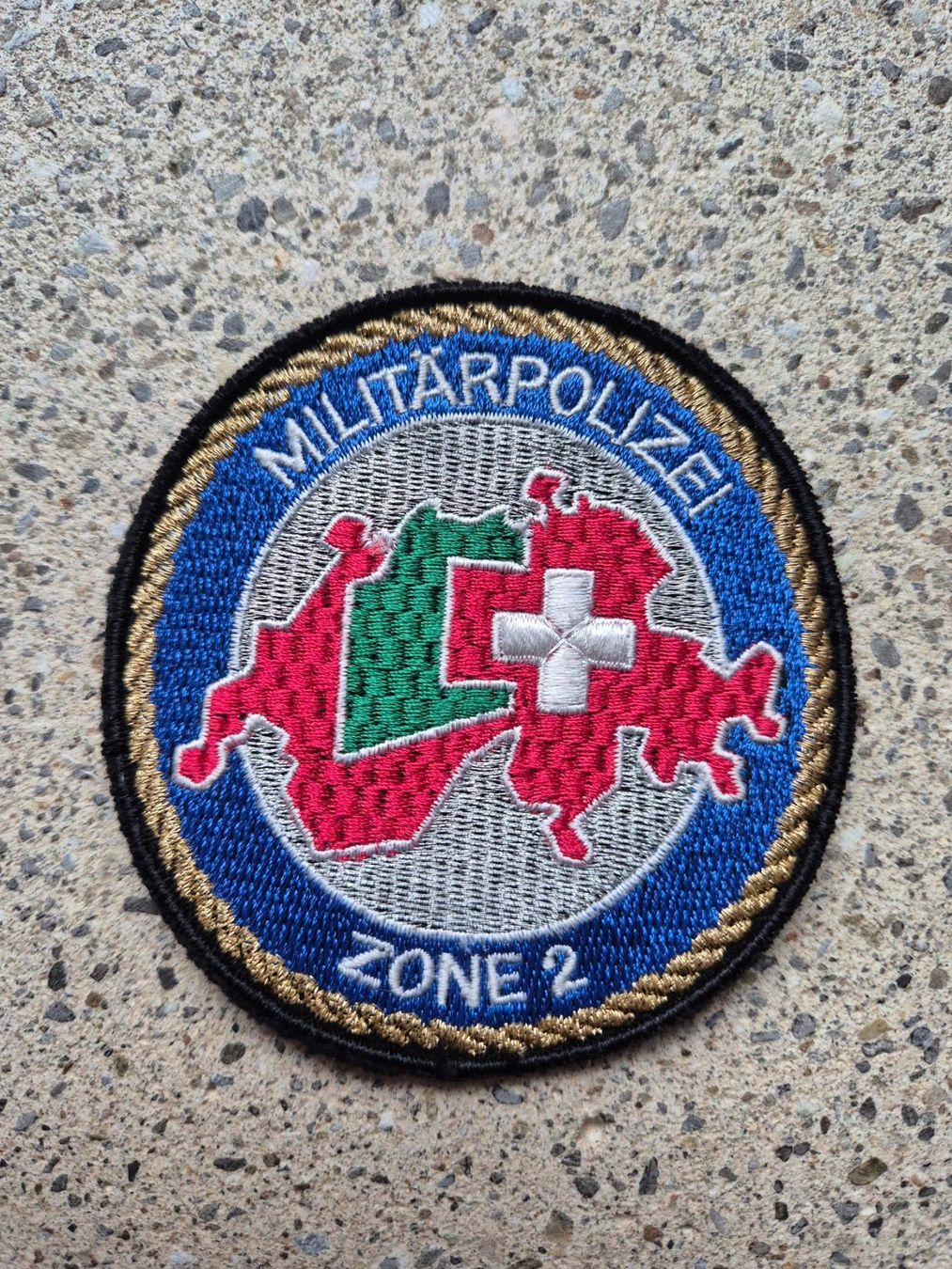 Schweizer Armee Placchette & Badge: *** Badge Rund Militärpolizei Zone 2 *** – Nuovo e nell'imballaggio originale da Riedholz venduto da fr_sIruP
