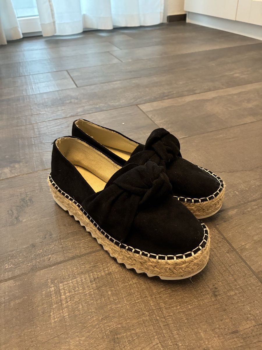 Scarpe da donna: Espadrilles Schwarz mit Schleife, Grösse 36 – Usato da Gelterkinden venduto da Kikierenda