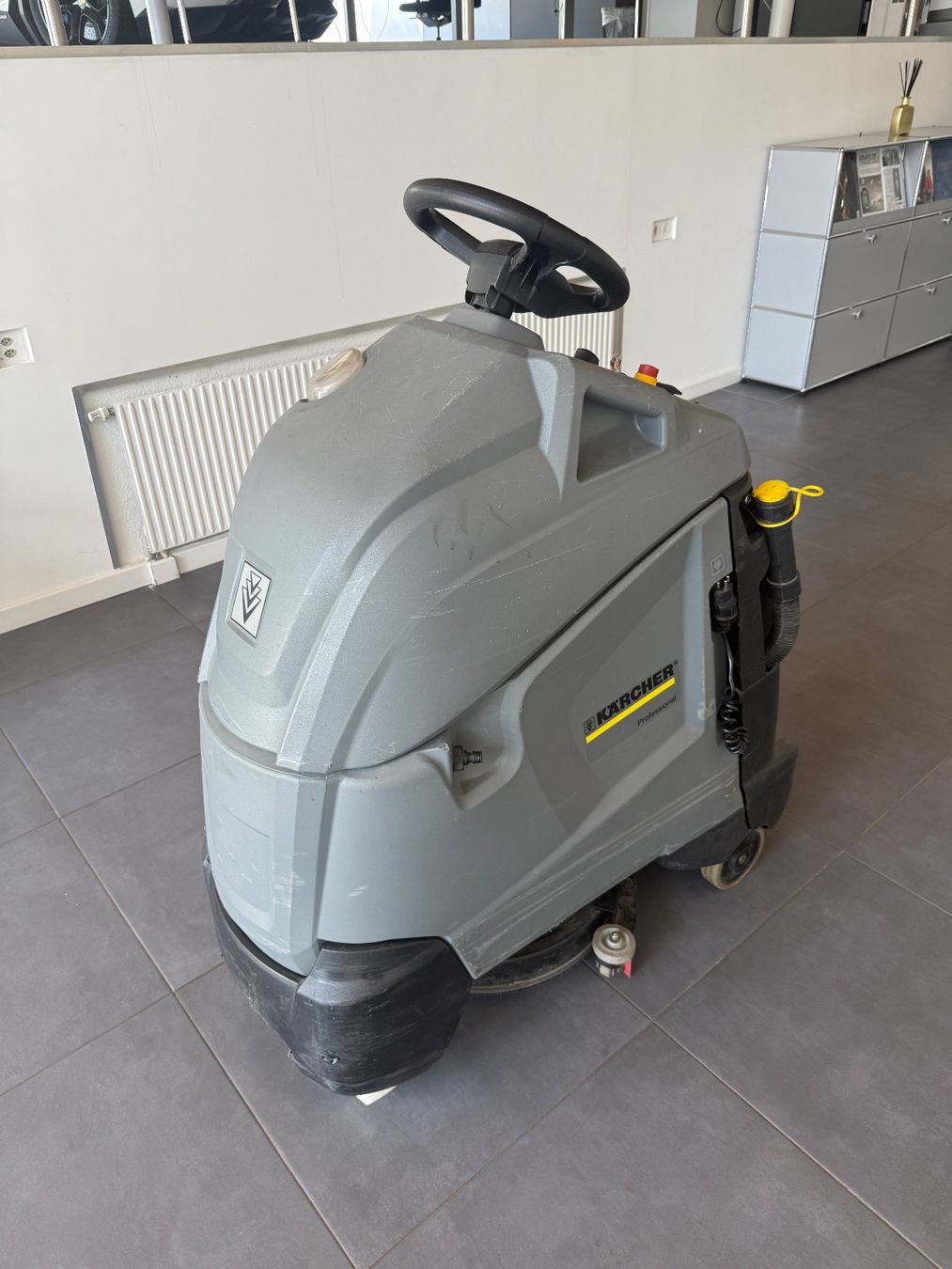 Kärcher Tutte le macchine: Kärcher Professional B 40 RS Step-on Scheuersaugmaschine – Usato da Aesch BL venduto da inf_97xr