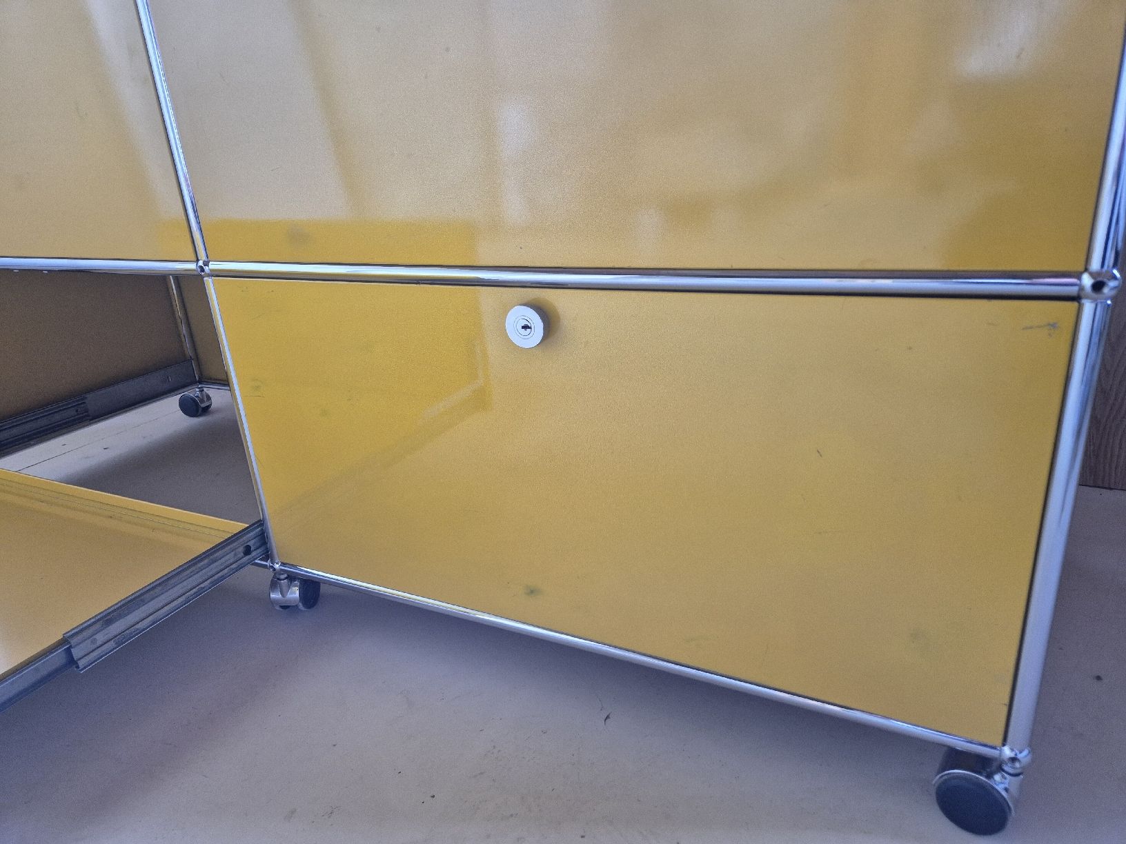 Cassettiere: USM HALLER HIGHBOARD VINTAGE GELB – Usato da Urtenen-Schönbühl venduto da swan777 9