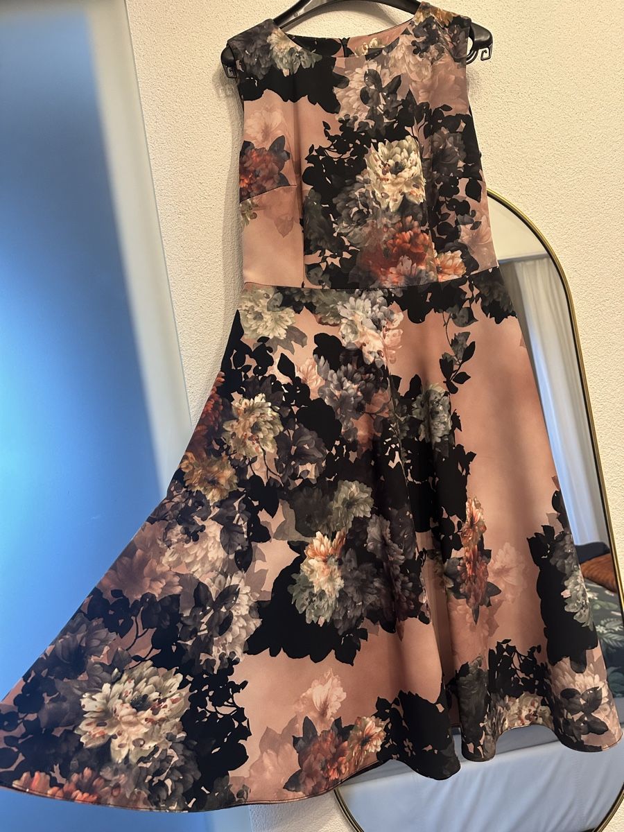 Robes: Kleid mit Blumenmuster – D'occasion à Zug par Angelina_65 1