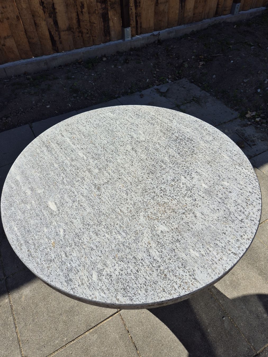 Tables: Granittisch rund – D'occasion à Herzogenbuchsee par Cyberone 1
