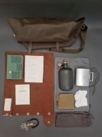 Militär bündle: Wäschesack, Feldflasche, versch. Handbücher
