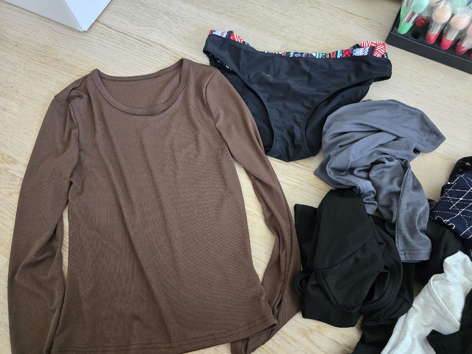 Lots de vêtements: Restposten Kleider & Handtaschen – D'occasion à Rickenbach b. Wil par Beautiful.Things 7