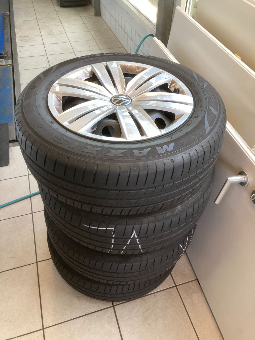 Volkswagen Pneumatici & Ruote complete: VW Caddy Sommerräder 205/60R16 – Usato da Cham venduto da WB2223