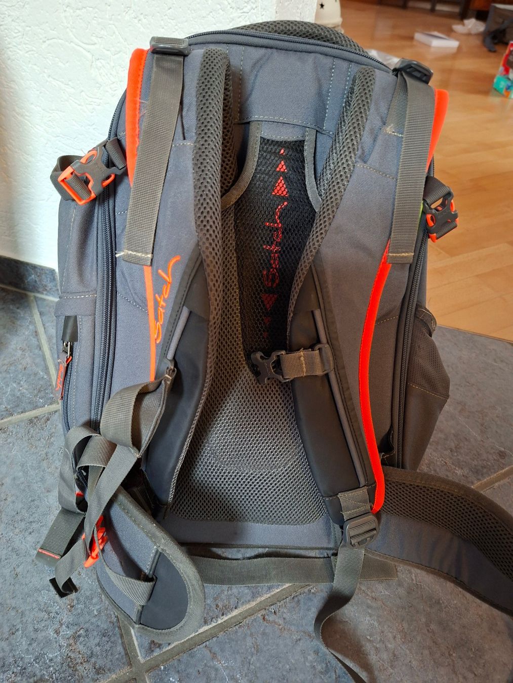 Satch Borse & Zaini: Schulrucksack SATCH grau/rot – Usato da Wil SG venduto da Arisar 1