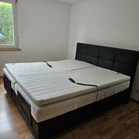 Boxspringbett mit elektrisch verstellbarem Kopf und Fussteil