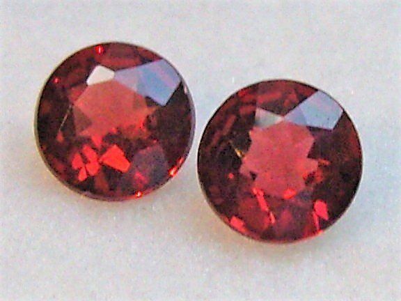 Pietre preziose: Grenat Rhodolite 4 mm / 0.30 ct pièce – Nuovo (secondo la descrizione) da La Chaux-de-Fonds venduto da j-aime-les-gemmes