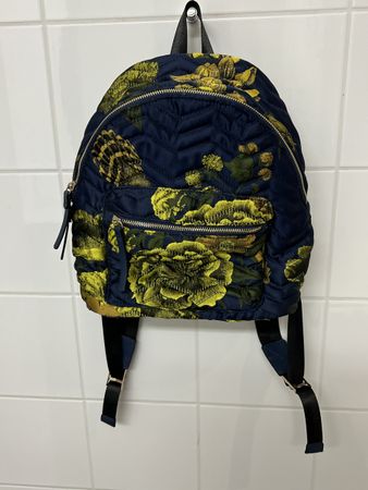 Blauer Rucksack mit grünem Muster